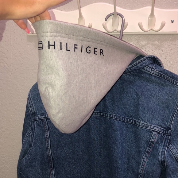 Really pretty Tommy Hilfiger Jean jacket w/hoodie - Picture 8 of 9